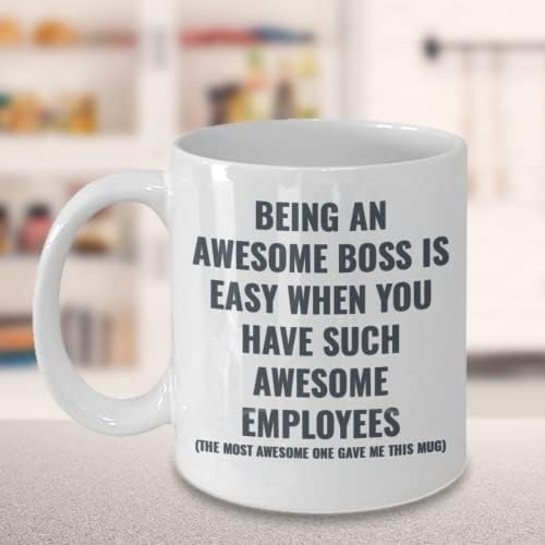 ספל בוס-להיות בוס מדהים זה קל כשיש לך עובדים כל כך מדהימים - כוס קפה מצחיקה למנהל , מפקח, עמית לעבודה - ספל סרקסטי מעמיתים לעבודה, לבן,